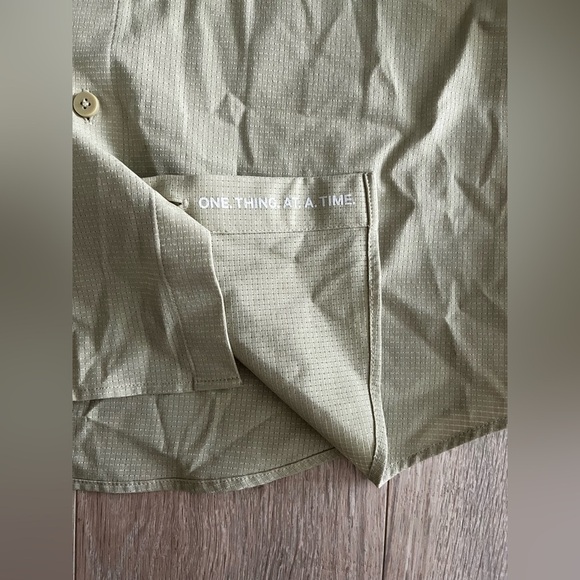 Lululemon Men’s Airing Easy Long Sleeve Shirt Heathered Dew Green - Medium - Picture 4 of 9